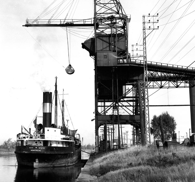 EYSTATE déchargeant du charbon au quai de la Montreal Light, Heat and Power Co. Date : 22 octobre 1959. Photo : John H. Bascom